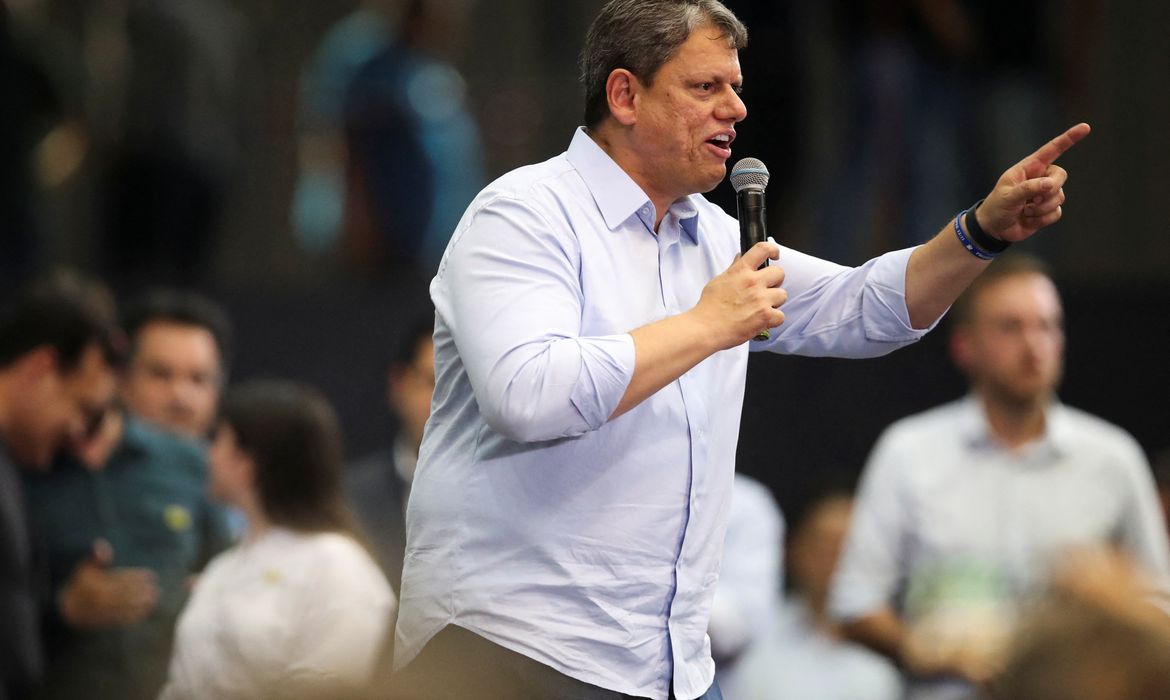 Justiça eleitoral absolve Tarcísio por acusações contra Boulos