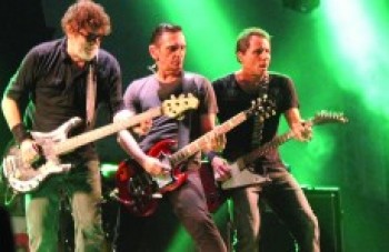 Banda Titãs atrai mais de 15 mil pessoas em Ferraz