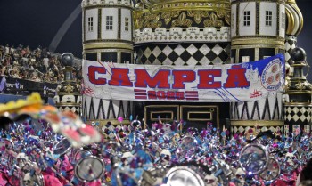 Rosas de Ouro encerra Desfile das Campeãs em São Paulo
