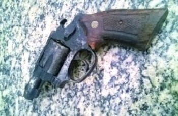 Acusado tenta pegar arma de policial militar