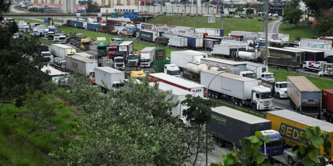 Motorista de SP que deixa capital ainda enfrenta bloqueios nas vias