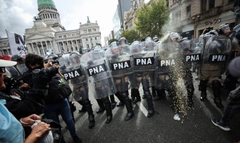 Protesto na Argentina contra cortes em pensões acaba em confronto