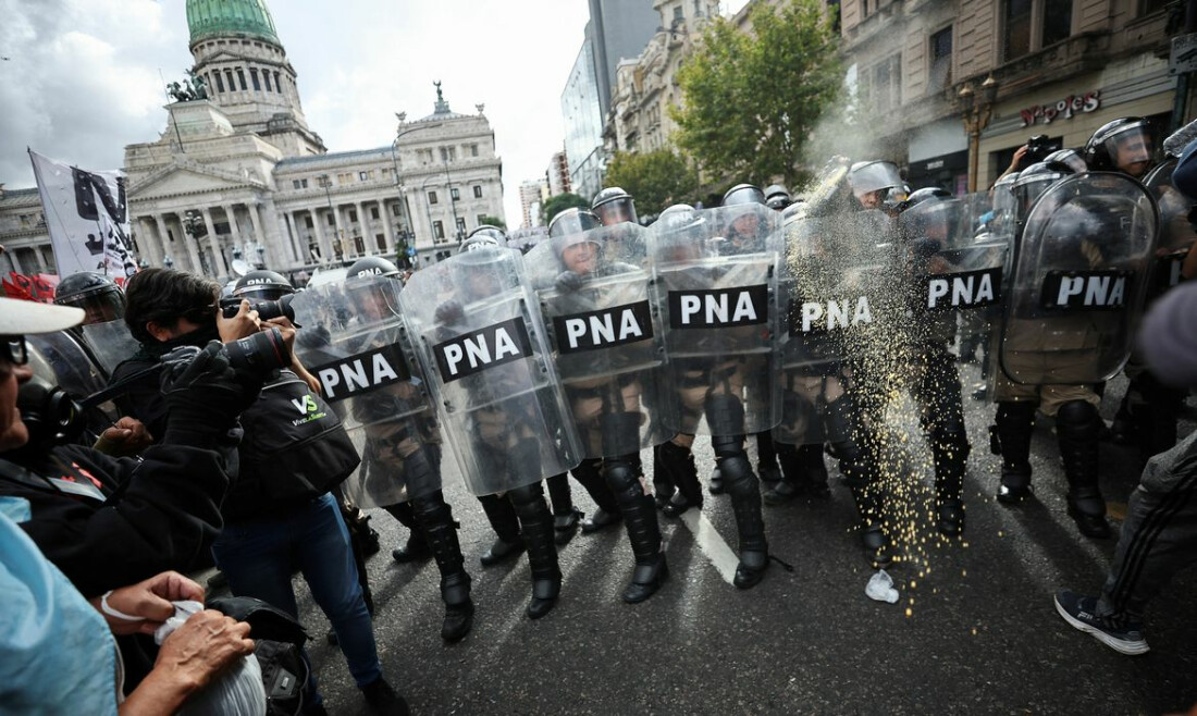 Protesto na Argentina contra cortes em pensões acaba em confronto