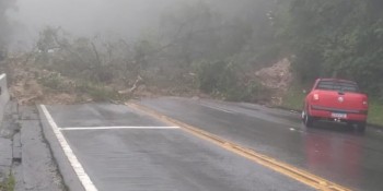 Mogi-Bertioga tem queda de barreira e é interditada