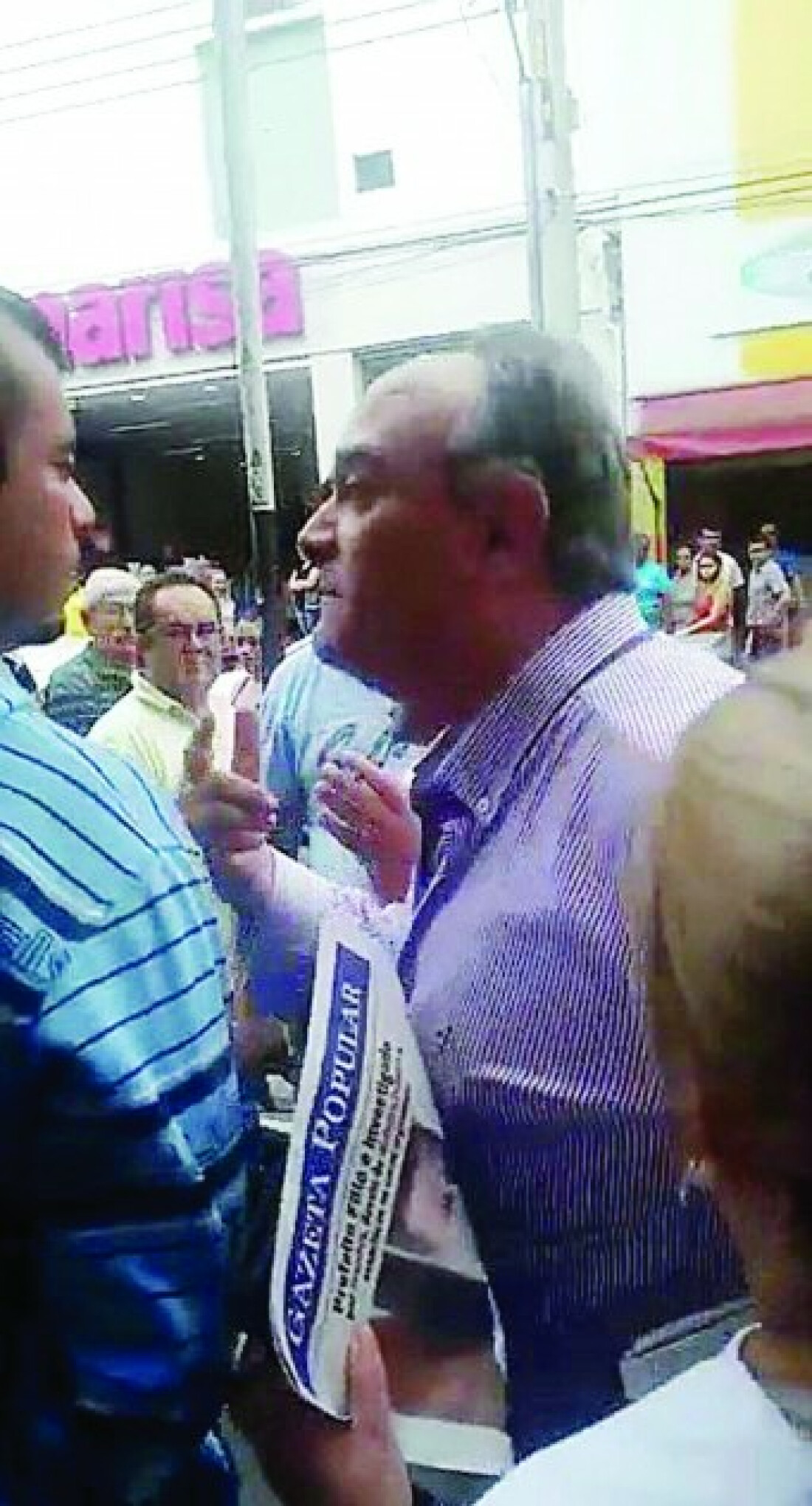 Entrega de publicação causa confusão no centro de Ferraz