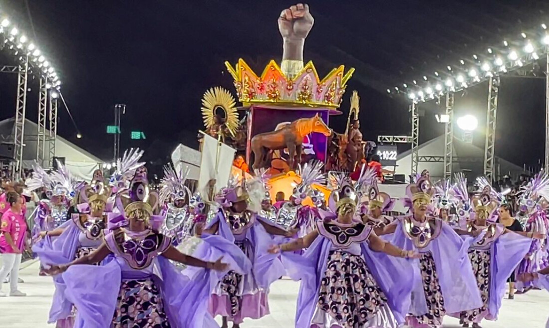 Desfile de escolas de samba reafirma tradição popular no RS