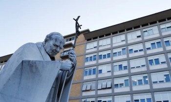 Papa diz que atravessa momento de provação; quadro de saúde é estável