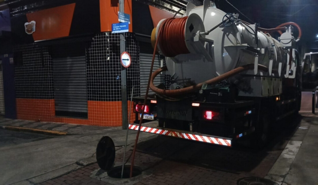 Semae inicia trabalho preventivo de limpeza da rede de esgoto na região central