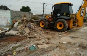 Prefeitura limpa e retira entulho de bairros