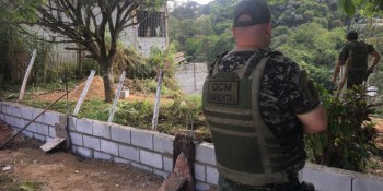 Guardas inibem construção em área de nascente