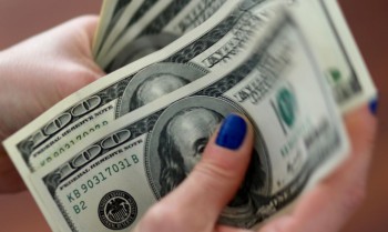 Dólar fecha a R$ 5,67 e atinge menor valor em cinco meses