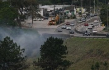 Fogo atinge encosta da Mogi-Bertioga: