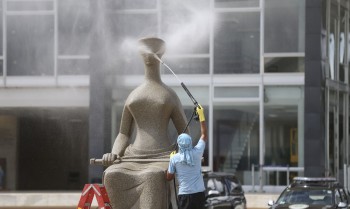 STF suspende julgamento de mulher que pichou "Perdeu, Mané" em estátua