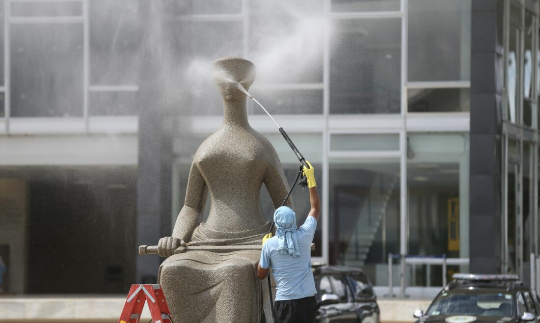 STF suspende julgamento de mulher que pichou "Perdeu, Mané" em estátua