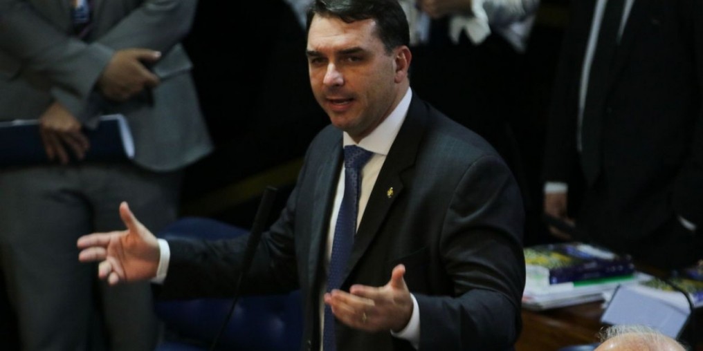 Flávio Bolsonaro agradece pelos votos dados ao pai nas eleições