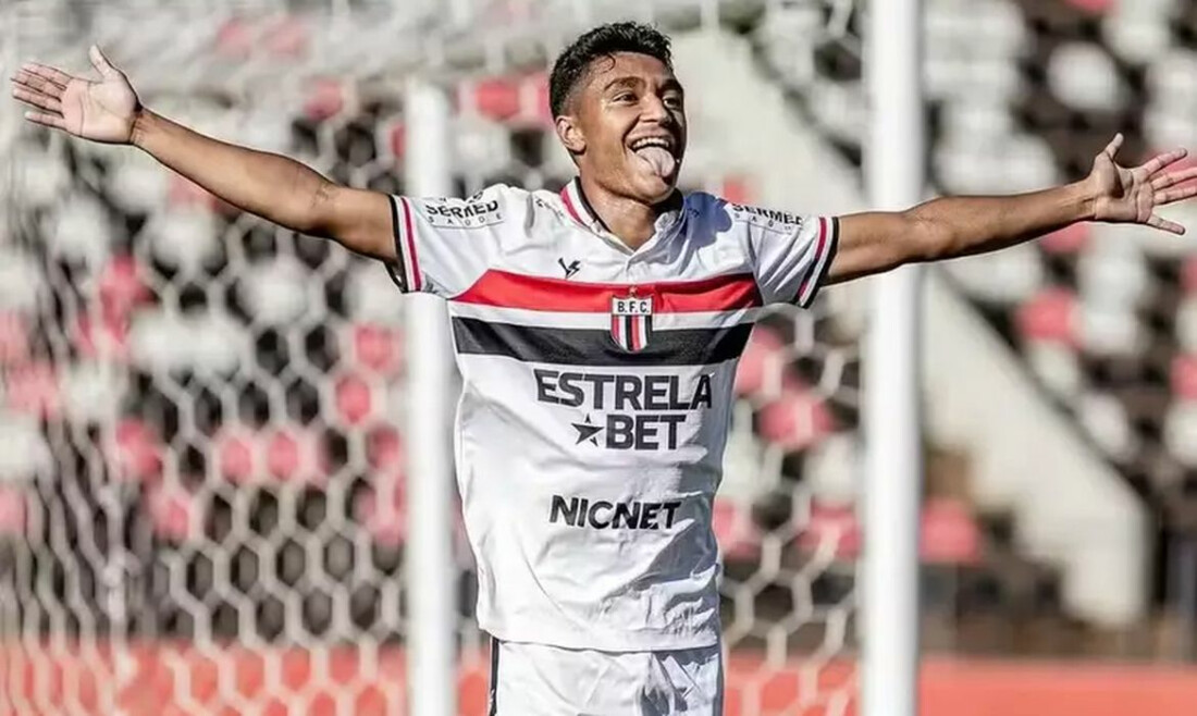 Jogador do Bragantino que sofreu grave acidente deixa UTI