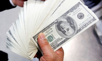 Dólar cai para R$ 5,70 com dados fracos dos EUA e ata do Copom