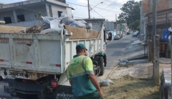 Bairros da divisa recebem serviços de limpeza pública e tapa-buraco