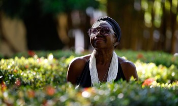 Áurea Martins celebra benzedeiras de sua infância: 'Sempre fui rezada'