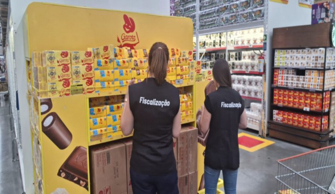 Procon autua 14 supermercados e retira produtos vencidos expostos à venda