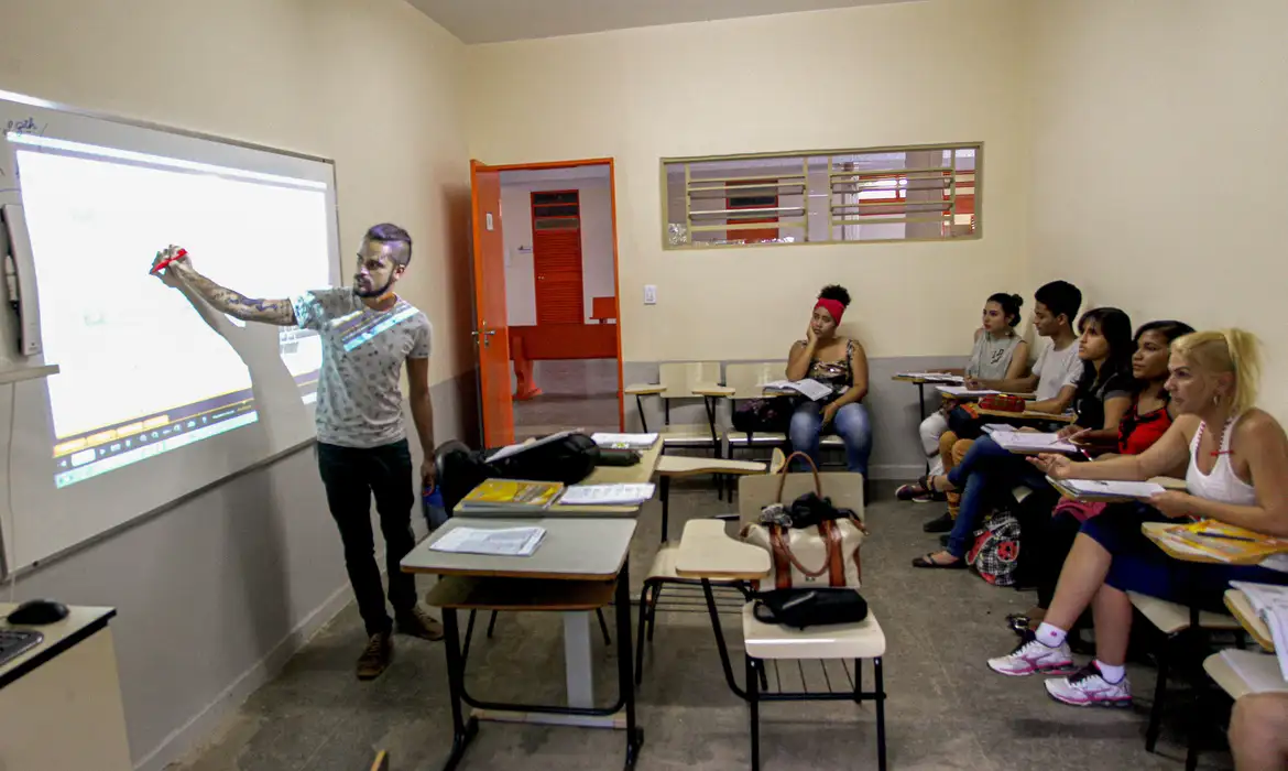 Pé-de-meia: nascidos em março e abril recebem hoje incentivo matrícula
