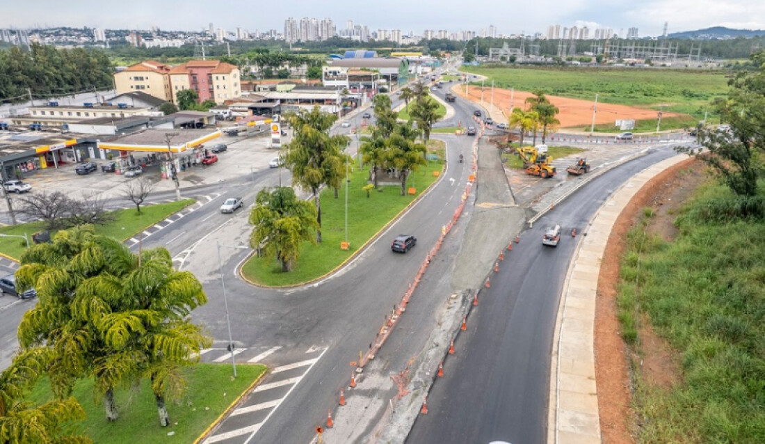 Obras na rotatória de Cezar de Souza avançam e trânsito melhora