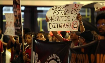 Cordão da Mentira faz desfile "para adiar o fim do mundo"