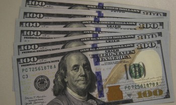 Dólar fecha abaixo de R$ 5,70 em dia de tarifas de Trump