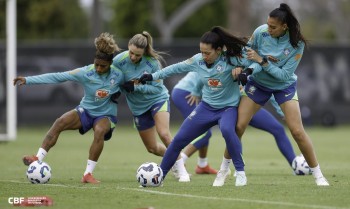 Seleção feminina treina nos EUA para reencontro com donas da casa
