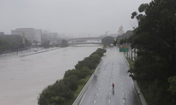 Fortes chuvas atingem São Paulo e alagam ruas
