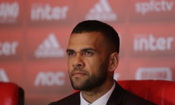 Movimento feminista protesta contra revogação da pena de Daniel Alves