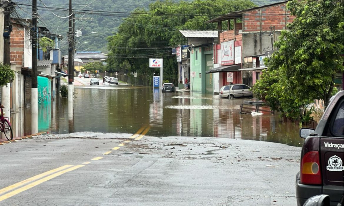Águas baixam em Ubatuba e moradores já começam a voltar para casa