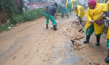 Defesas civis vistoriam locais atingidos por temporal em Petrópolis