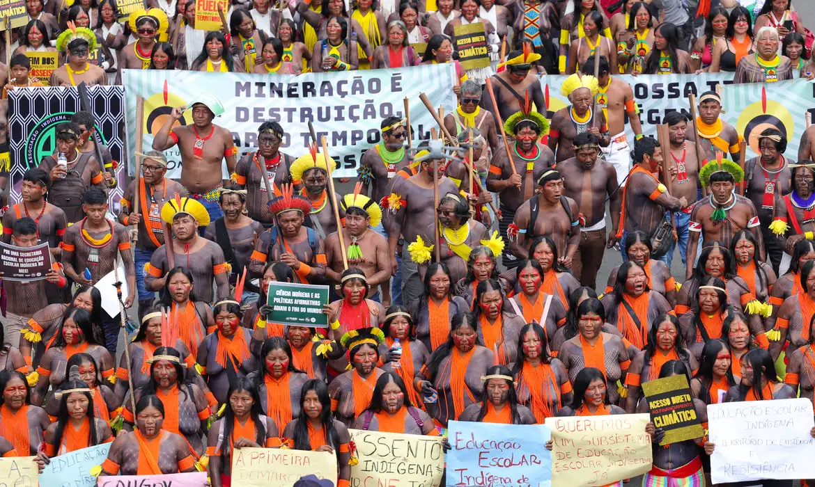 Milhares de indígenas marcham em Brasília em defesa de seus direitos