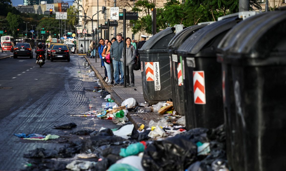 Argentina faz terceira greve geral contra ajuste fiscal de Milei