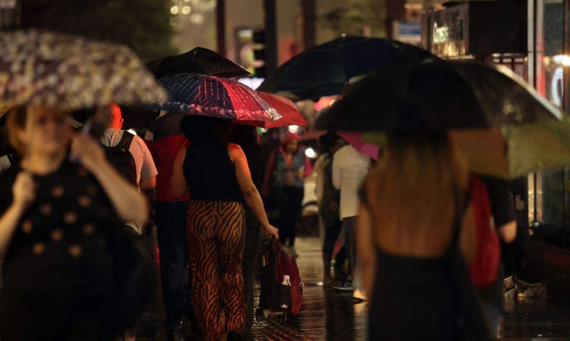 Inmet emite alerta laranja para chuva e vento forte em SP, RJ e ES