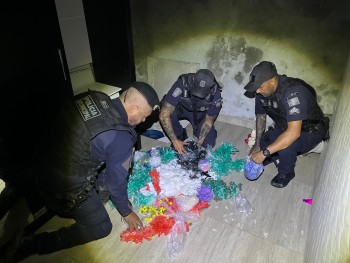GCM de Itaquá estoura duas casas bomba e apreende 5 mil drogas