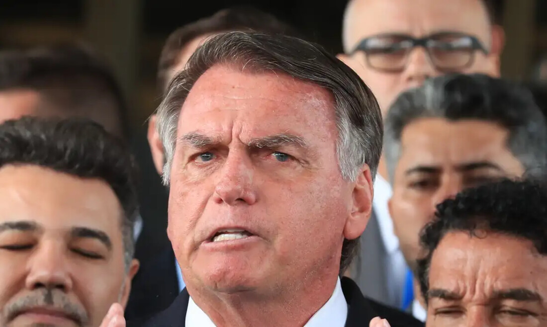 Bolsonaro passa por cirurgia no intestino neste domingo