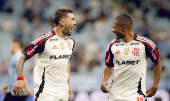 Fla vence com brilho de Arrascaeta para assumir ponta do Brasileiro