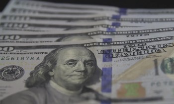 Dólar chega perto dos R$ 5,90 com tensões comerciais