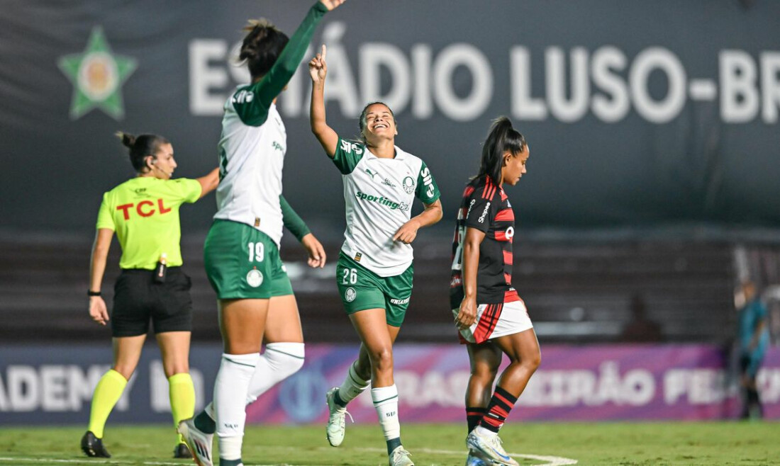 Palmeiras goleia Flamengo para liderar o Brasileirão feminino