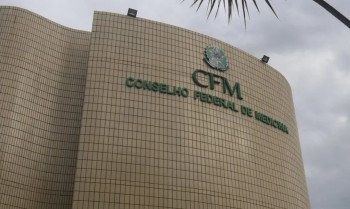 CFM veta terapias hormonais para crianças e adolescentes