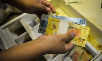 Aposentados e pensionistas do INSS podem consultar antecipação do 13º