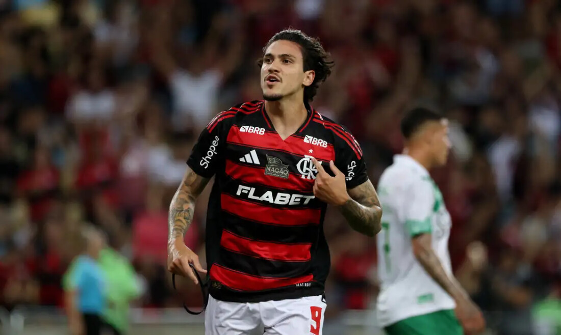 Flamengo goleia no Maracanã para liderar o Campeonato Brasileiro