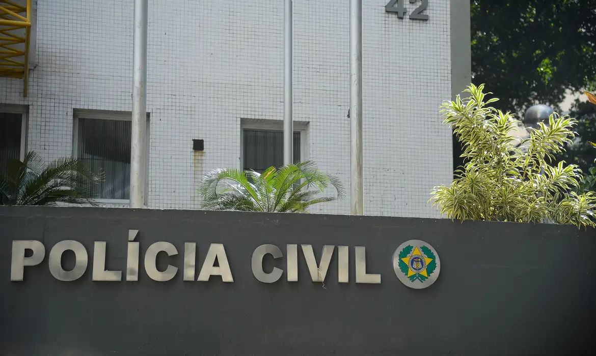 Fábricas clandestinas de cosméticos são fechadas na Baixada Fluminense