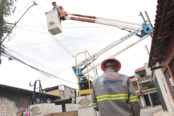 'Ilumina Suzano' promove 5,5 mil atendimentos e instala 4,6 mil lâmpadas de LED 