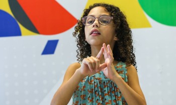 Hoje é Dia destaca a alfabetização de pessoas com deficiência auditiva