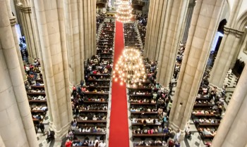 Fiéis lotam Catedral da Sé em missa para homenagear papa Francisco