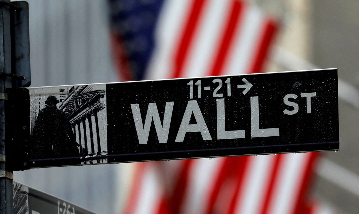 Bolsa fecha em forte queda em meio aos ataques de Trump contra Powell