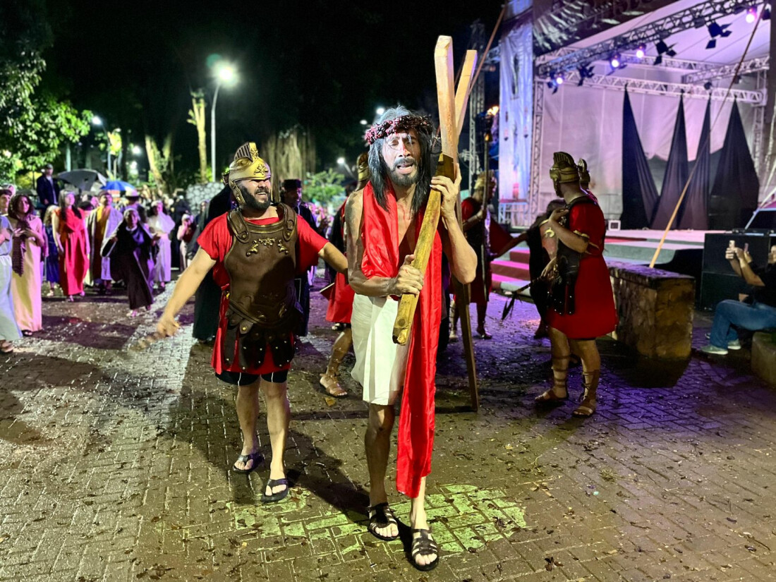 Espetáculo da Paixão de Cristo emociona e reúne 2 mil pessoas em Itaquá